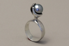Gray Pearl In Hand Ring